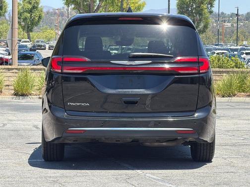 Diamond Black Crystal Pearlcoat 2024 Chrysler Pacifica Touring L