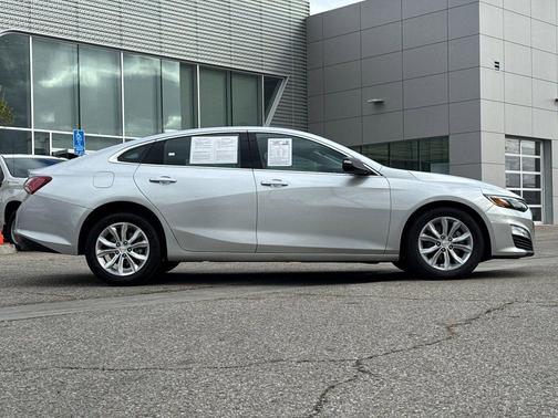 Silver Ice Metallic 2022 Chevrolet Malibu FWD LT