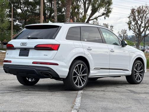 Glacier White 2026 Audi Q7 45 Premium Plus