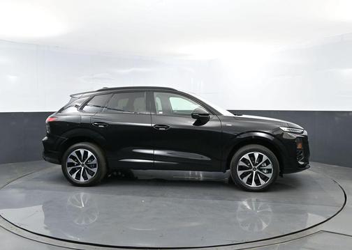 Mythos Black Metallic 2026 Audi Q3 TFSI quattro S tronic
