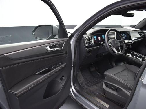 Silver Mist Metallic 2024 Volkswagen Atlas Cross Sport 2.0T SE w/Technology
