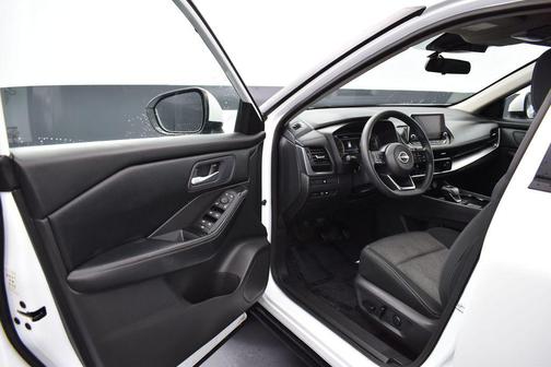 White Pearl 2024 Nissan Rogue SV