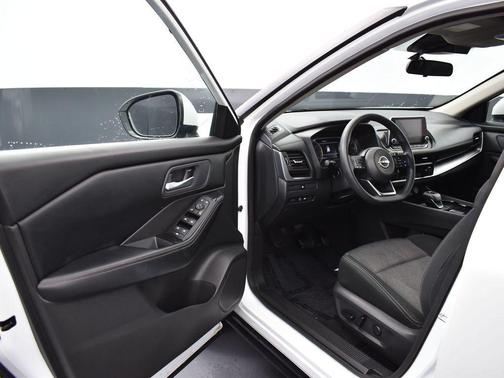 White Pearl 2024 Nissan Rogue SV