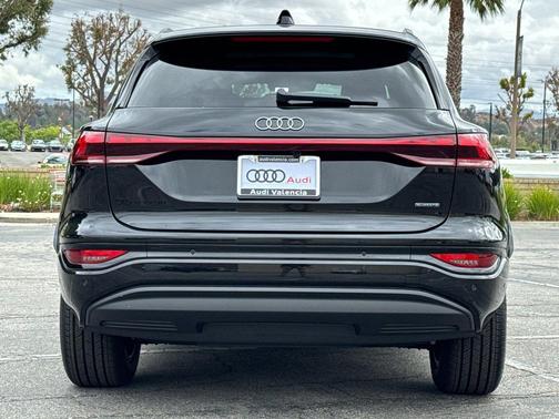 Mythos Black Metallic 2027 Audi Q6 e-tron Premium