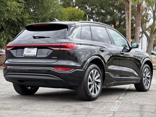Mythos Black Metallic 2027 Audi Q6 e-tron Premium
