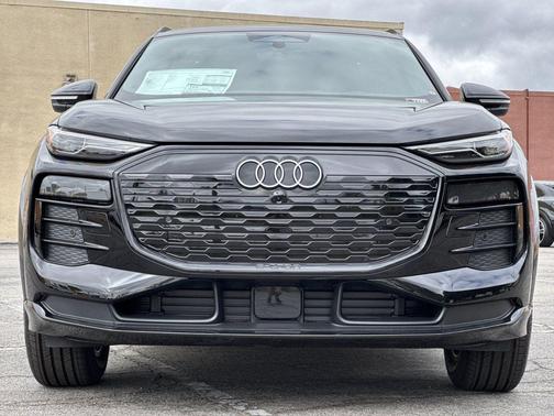Mythos Black Metallic 2027 Audi Q6 e-tron Premium quattro