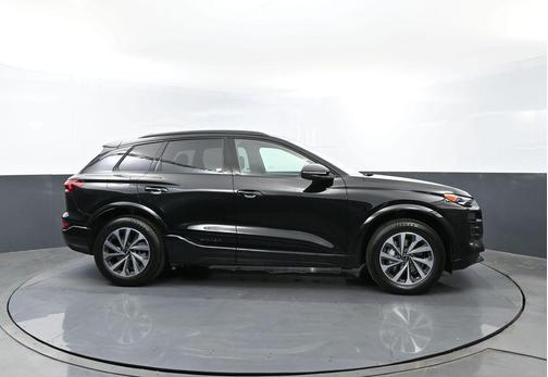 Mythos Black Metallic 2027 Audi Q6 e-tron Premium