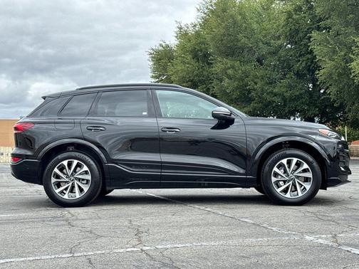 Mythos Black Metallic 2027 Audi Q6 e-tron Premium