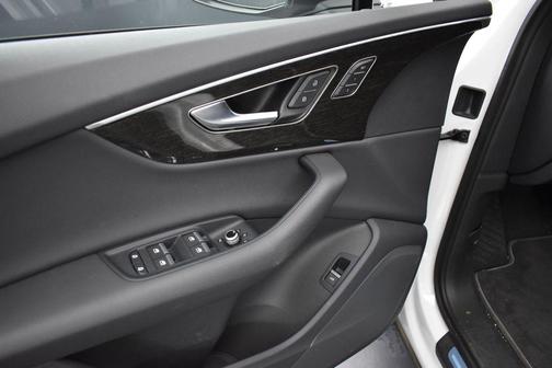Carrara White 2025 Audi Q7 55 Premium