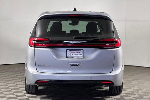 Silver Mist Clearcoat 2024 Chrysler Pacifica Touring L