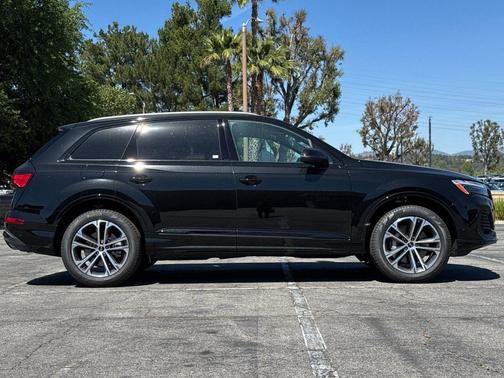 Mythos Black Metallic 2026 Audi Q7 45 Premium