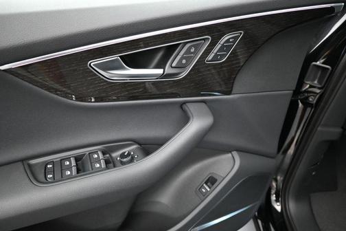 Mythos Black Metallic 2026 Audi Q7 45 Premium