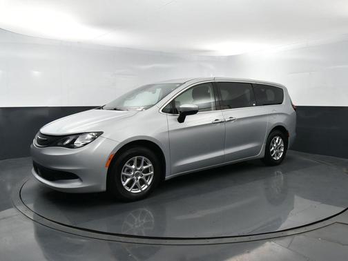 Silver Mist Clearcoat 2023 Chrysler Voyager LX