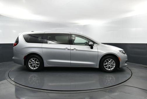 Silver Mist Clearcoat 2023 Chrysler Voyager LX