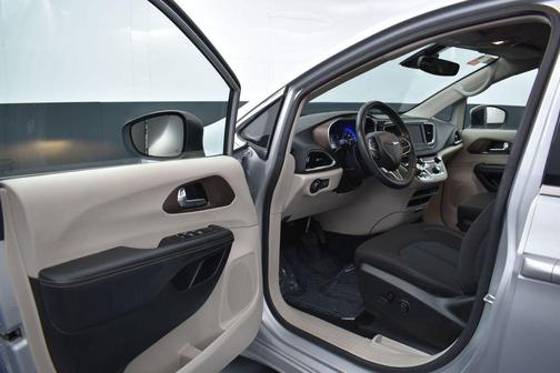 Silver Mist Clearcoat 2023 Chrysler Voyager LX