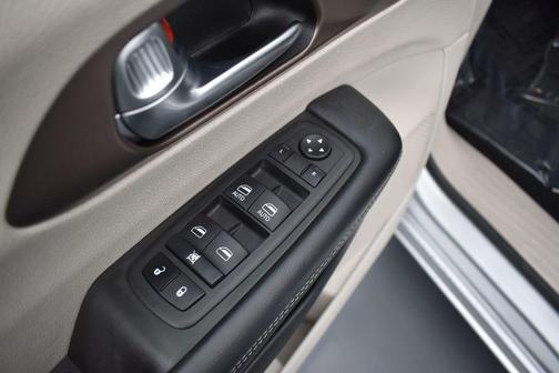 Silver Mist Clearcoat 2023 Chrysler Voyager LX