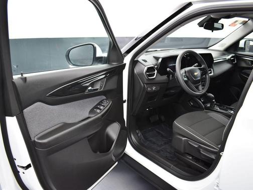 Summit White 2025 Chevrolet Trailblazer LT