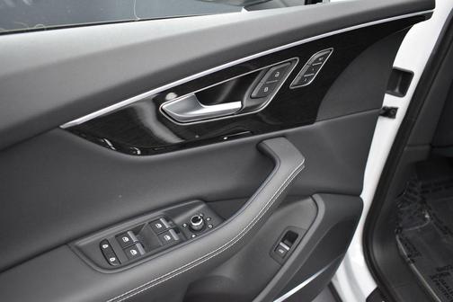 Glacier White Metallic 2025 Audi Q7 55 Premium Plus