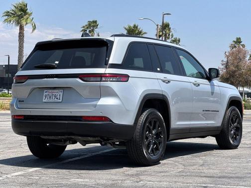 Silver Zynith 2025 Jeep Grand Cherokee Altitude