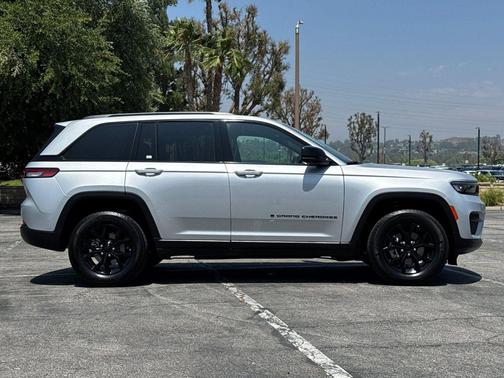 Silver Zynith 2025 Jeep Grand Cherokee Altitude