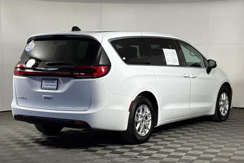 Bright White Clearcoat 2023 Chrysler Pacifica Touring L