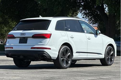 2025 Audi Q7 55 Premium Plus