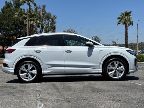 Glacier White Metallic 2023 Audi Q4 e-tron Premium 50 quattro