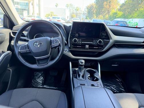 Midnight Black Metallic 2025 Toyota Highlander LE
