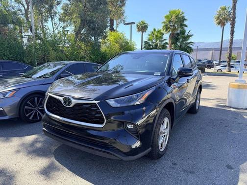 Midnight Black Metallic 2025 Toyota Highlander LE