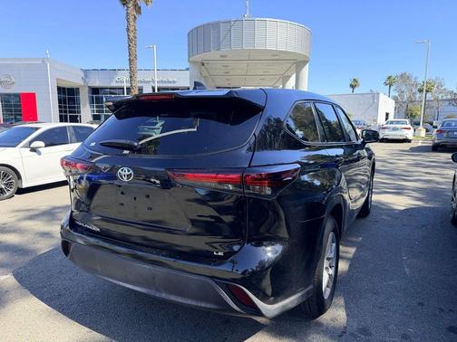 Midnight Black Metallic 2025 Toyota Highlander LE
