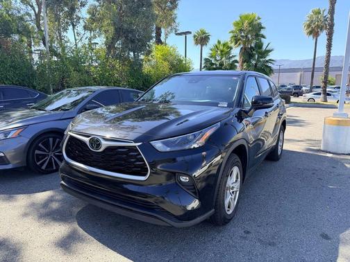 Midnight Black Metallic 2025 Toyota Highlander LE