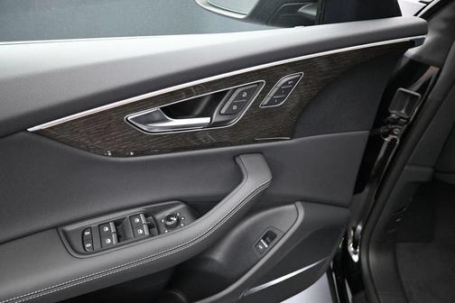 Mythos Black Metallic 2027 Audi Q8 55 Premium Plus
