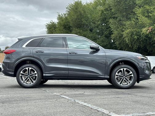 Tambora Gray Metallic 2026 Audi Q5 Premium TFSI quattro S tronic