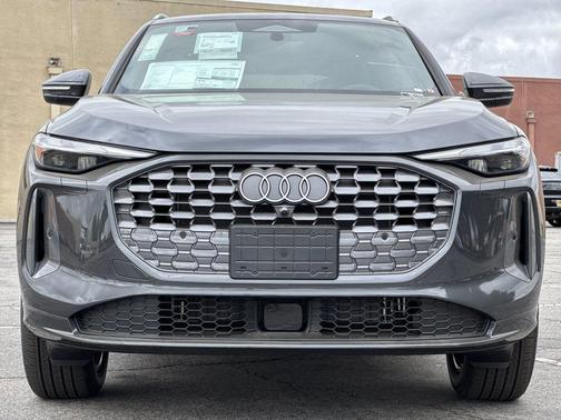 Tambora Gray Metallic 2026 Audi Q5 Premium TFSI quattro S tronic