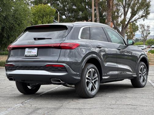 Tambora Gray Metallic 2026 Audi Q5 Premium TFSI quattro S tronic
