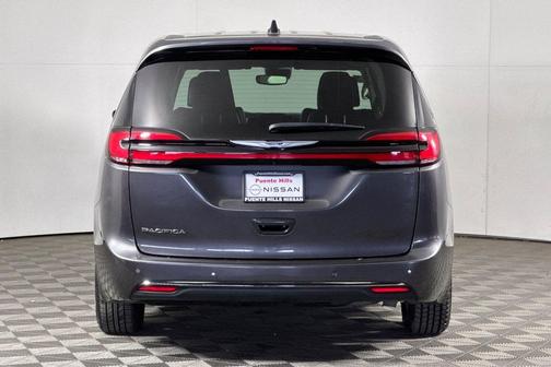 Granite Crystal Metallic Clearcoat 2023 Chrysler Pacifica Touring L