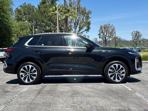 Mythos Black Metallic 2026 Audi Q3 S line