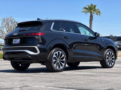 Mythos Black Metallic 2026 Audi Q3 S line