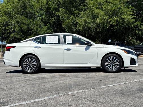 Glacier White 2025 Nissan Altima 2.5 SV