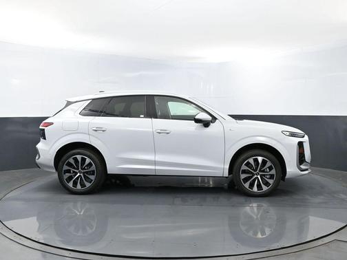 Glacier White Metallic 2026 Audi Q3 TFSI quattro S tronic