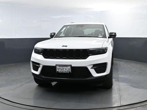 Bright White Clearcoat 2025 Jeep Grand Cherokee Altitude