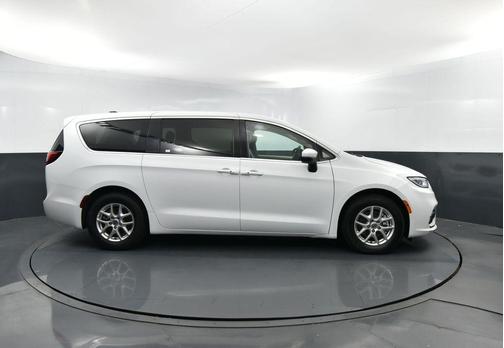 Bright White Clearcoat 2023 Chrysler Pacifica Touring L