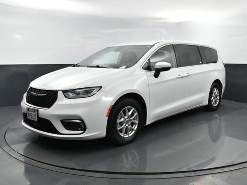 Bright White Clearcoat 2023 Chrysler Pacifica Touring L