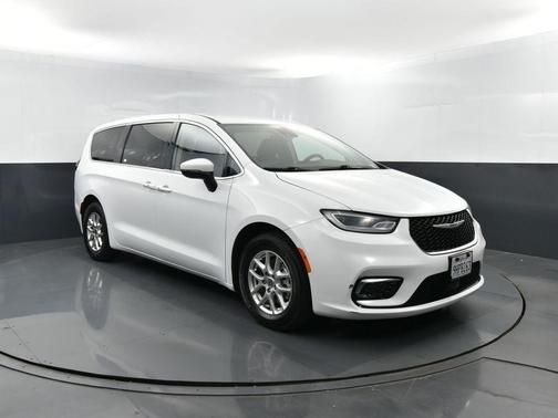 Bright White Clearcoat 2023 Chrysler Pacifica Touring L