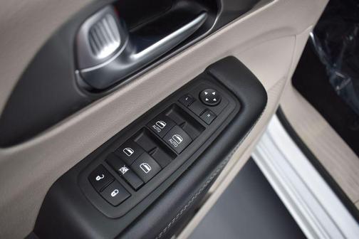 Bright White Clearcoat 2023 Chrysler Pacifica Touring L