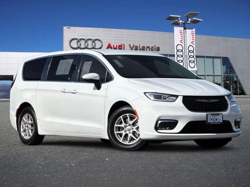 Bright White Clearcoat 2023 Chrysler Pacifica Touring L