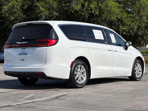Bright White Clearcoat 2023 Chrysler Pacifica Touring L
