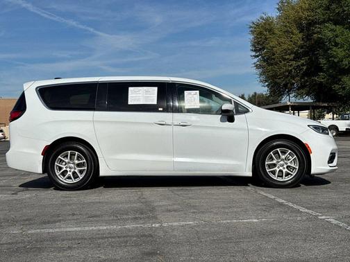 Bright White Clearcoat 2023 Chrysler Pacifica Touring L