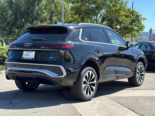 Mythos Black Metallic 2026 Audi Q3 TFSI quattro S tronic