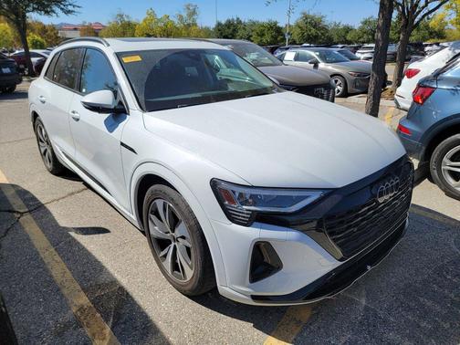 Glacier White Metallic 2024 Audi Q8 e-tron Premium
